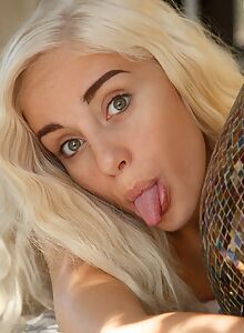 Gorgeous blonde Naomi Woods flashing in public