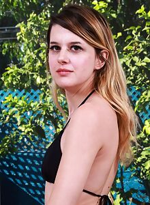 Dez Hansen Takes off her Bikini