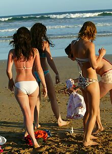 Four amateurs take off their bikini in the sea