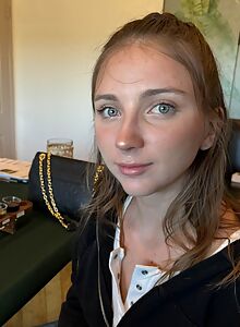 Cute amateur spreads her big pussy lips on the couch