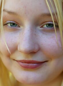 Freckled blonde girl spreads her wet pussy in the backyard