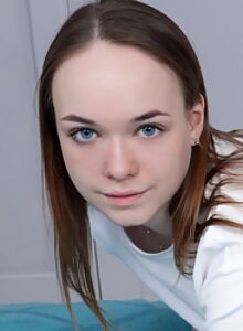 Chubby girl with blue eyes toying her shaved pussy in bed