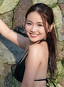 Petite Asian cutie takes off her bikini