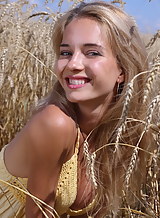 Busty blonde hottie nude in a field