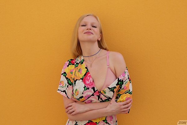 Jackie Nahlen Women Love Flowers from Zishy - 3/16