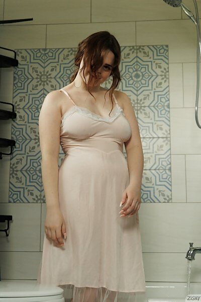 Lilibet Saunders Takes A Lilibath from Zishy - 1/16