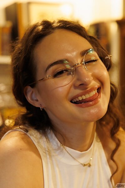 Marie Gaudin in Torn Edges 1 from Zishy - 7/16