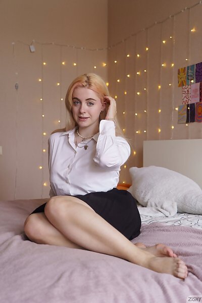 Vicky Roonen in Gamer Girls 1 - 1/12 Vicky Roonen in Gamer Girls 1 from Zishy - 1/12